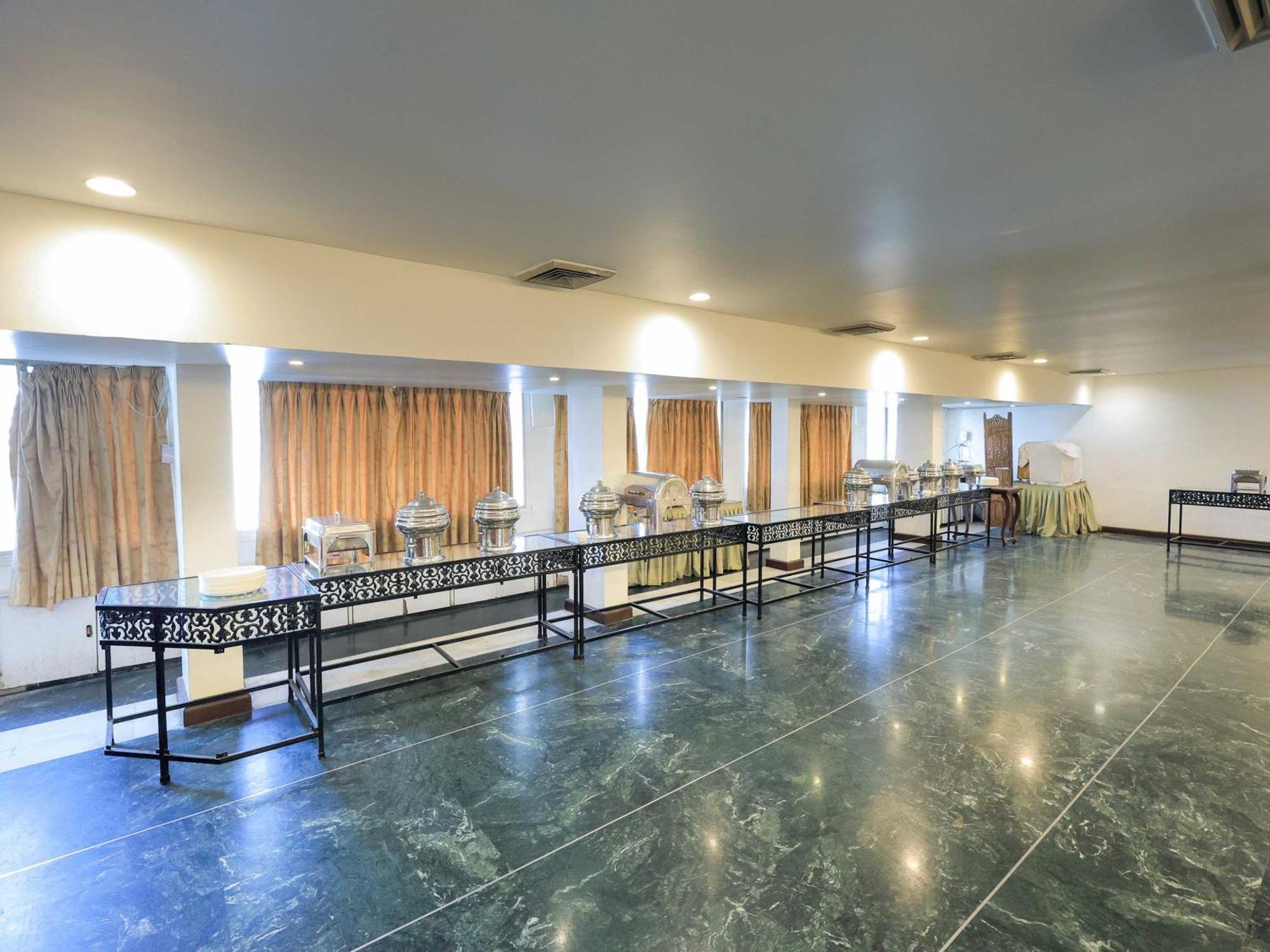 Palette Hotel Surya Vadodara Exterior foto